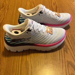 Women’s Skechers Summit PlusWhite and Pink Athletic Slip-Ons size 7.5